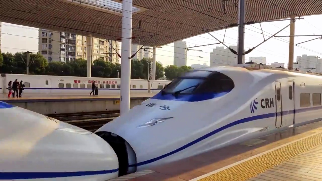 江苏省无锡市火车站站台和谐号高铁风光视频下载