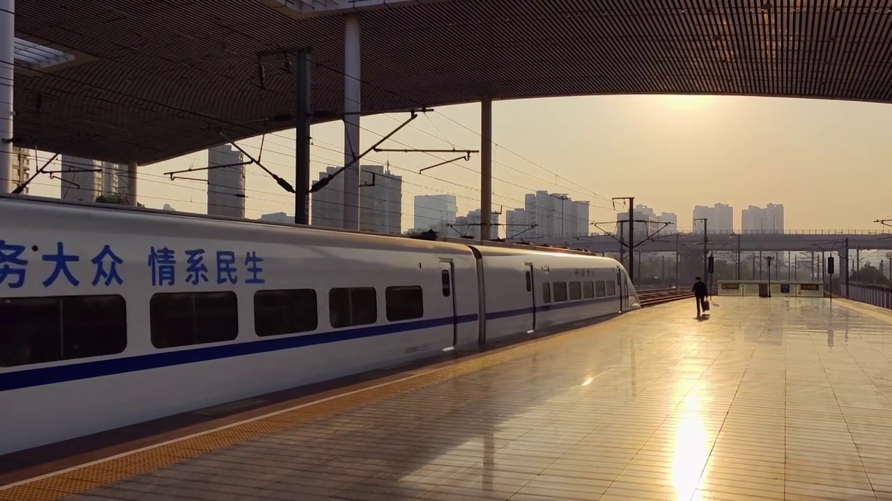 江苏省无锡市火车站站台和谐号高铁风光视频素材