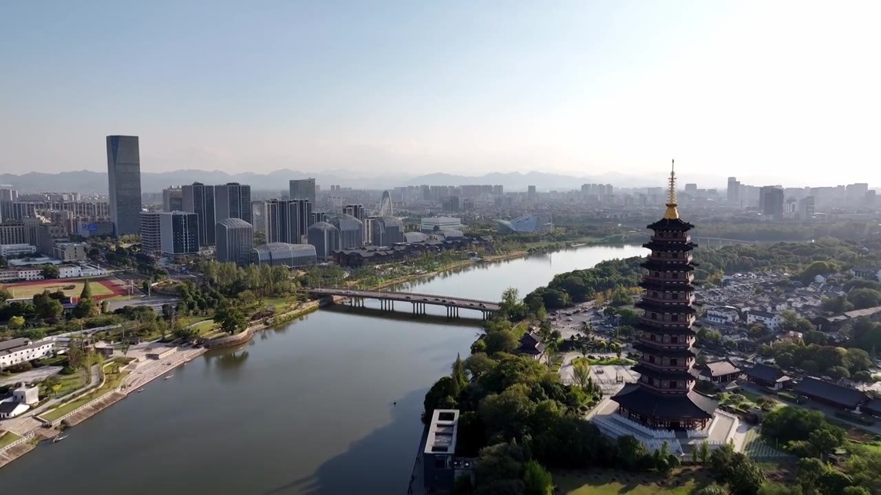 晴朗天气下午浙江金华古城万佛塔与现代城市市区航拍全景视频下载