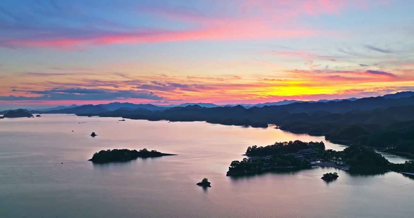 航拍中国杭州千岛湖自然风光在日落视频素材