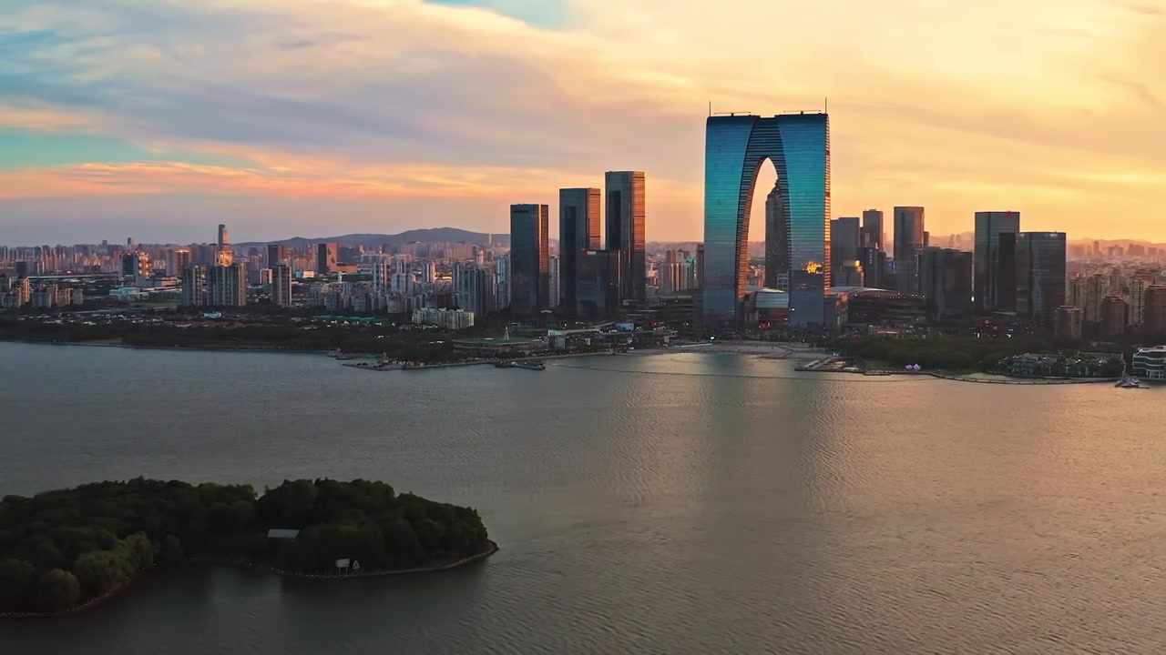 航拍中国苏州城市天际线和现代建筑在日落视频下载