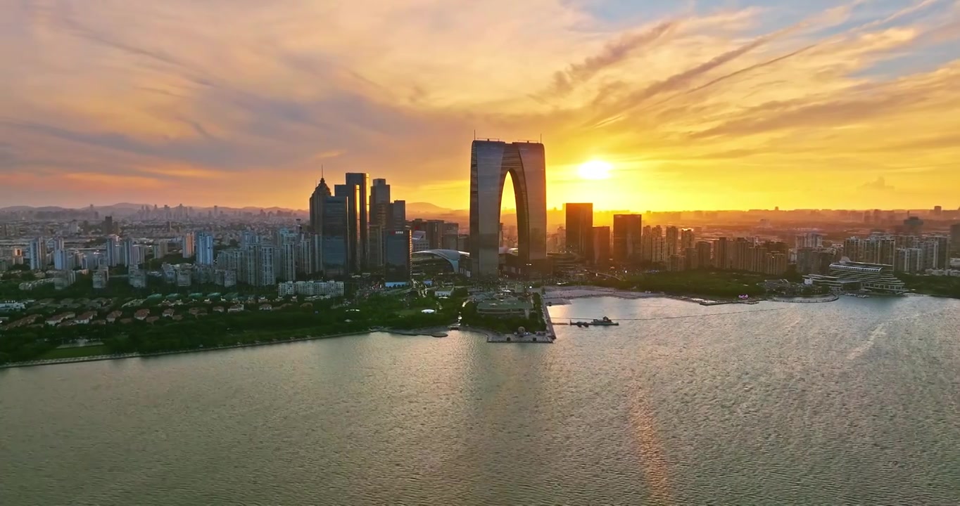 航拍中国苏州城市天际线和现代建筑在日落视频下载