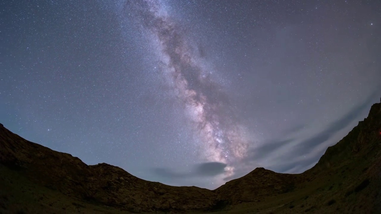 星空延时：新疆哈密怪石山-山谷与银河天空视频下载