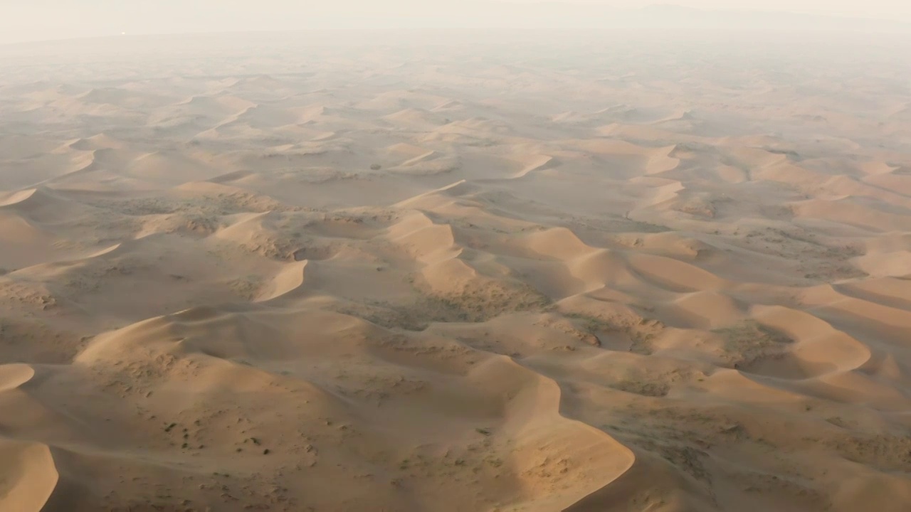航拍腾格里沙漠日出晨光视频下载