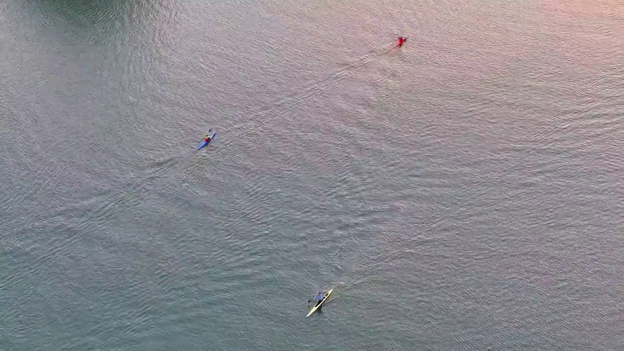 航拍西湖赛艇运动员夕阳下日常训练视频素材