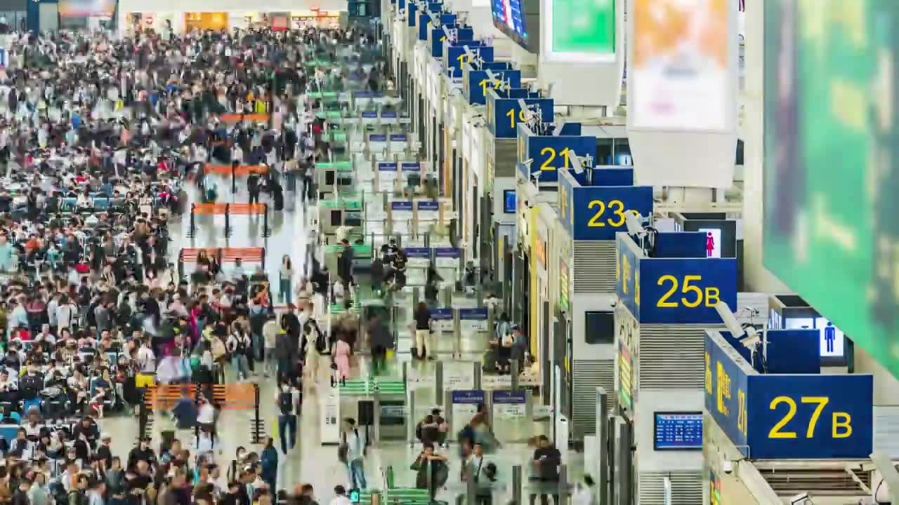 京沪高铁上海虹桥站候车室流动的人群视频下载