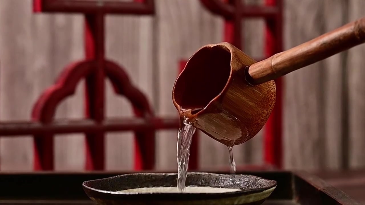 中国传统白酒打酒器酒吊子从酒坛里打酒倒酒慢镜头视频下载