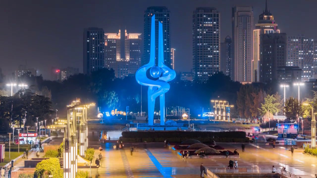 中国山东济南泉城广场泉标雕塑夜景延时摄影视频下载