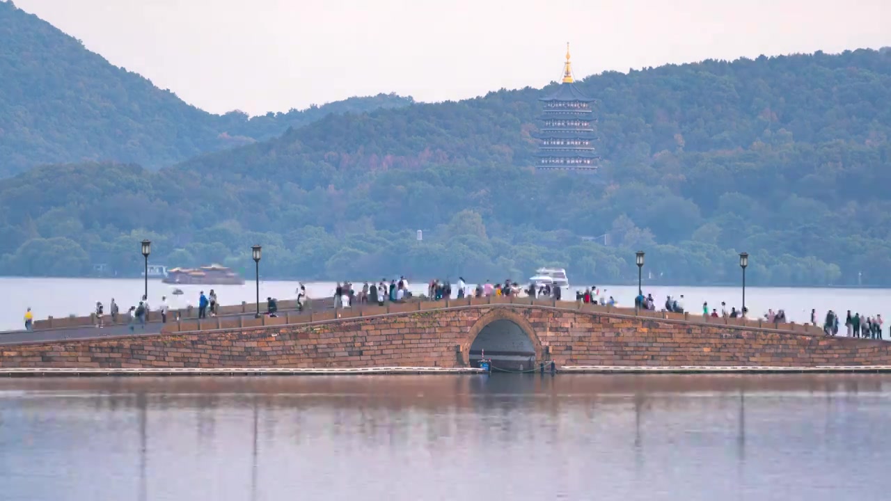 浙江杭州西湖断桥景区白堤拱桥和远处的雷峰塔视频下载