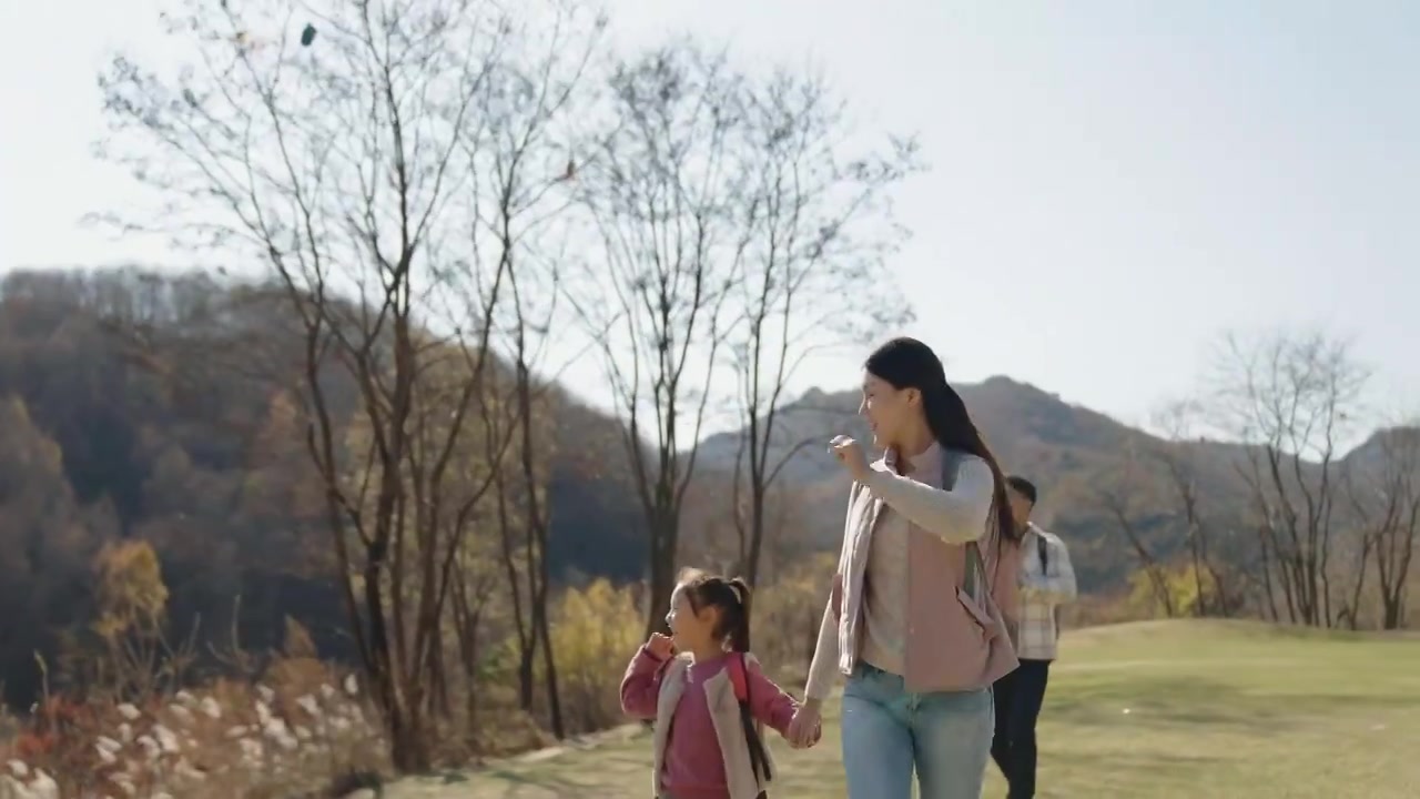 快乐的年轻家庭户外徒步旅行视频下载