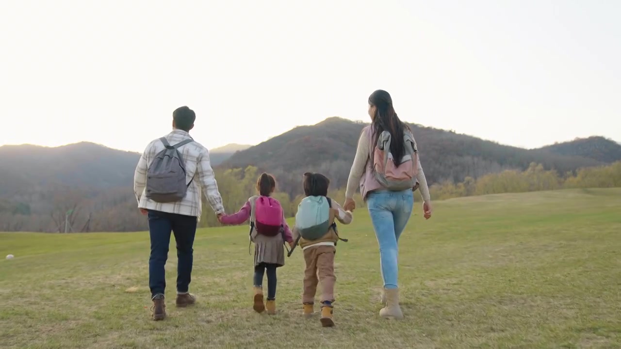 快乐的年轻家庭户外徒步旅行视频下载