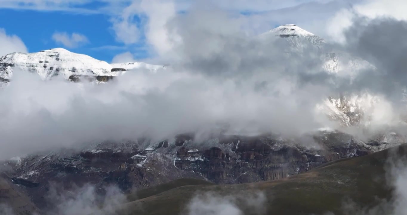 航拍西藏玛旁雍措雪山云海风光视频下载