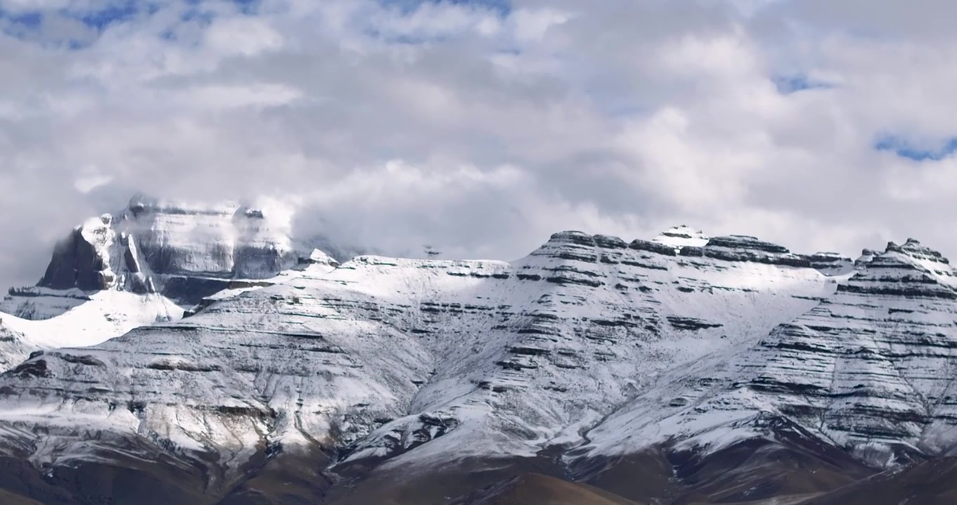 航拍西藏玛旁雍措雪山云海视频下载