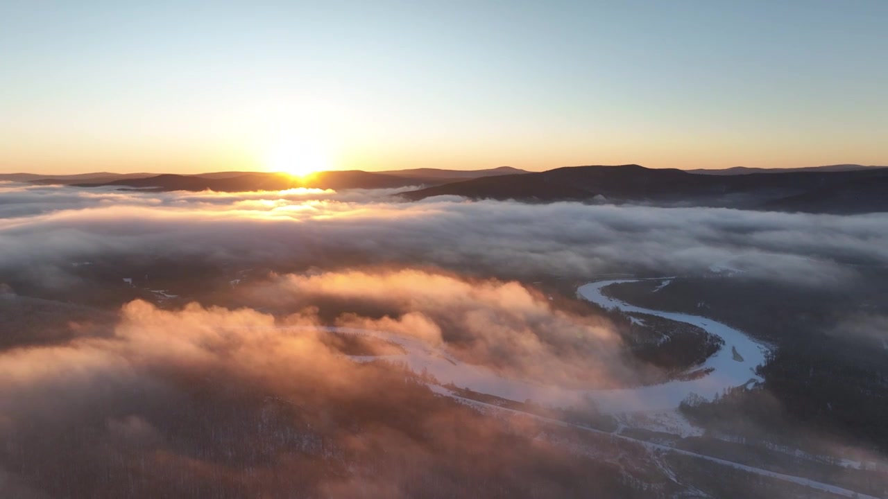 冷空气笼罩的林海雪原朝阳视频下载