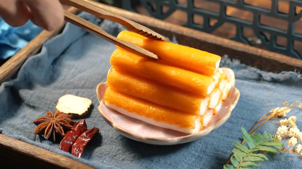 传统风格拍摄火锅蟹肉棒呈现出一种亮丽的橙色让人联想到新鲜的螃蟹肉，形状像细长的圆柱体肉质光滑且有弹性视频下载