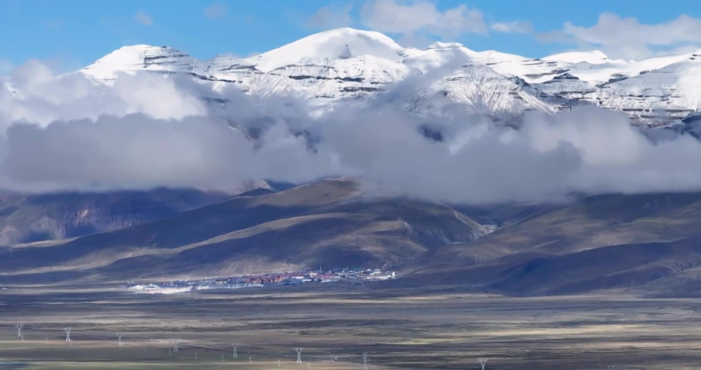 4K航拍西藏玛旁雍措雪山云海视频下载