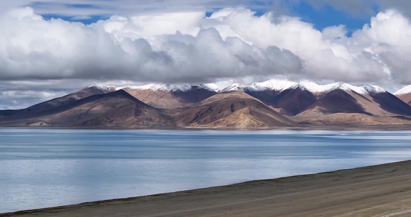 航拍西藏玛旁雍措湖泊恬静风光视频下载