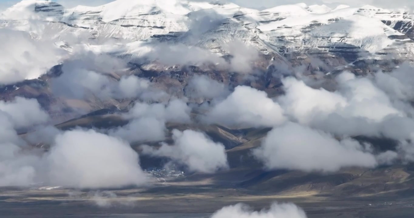 航拍西藏玛旁雍措山脉云海视频下载