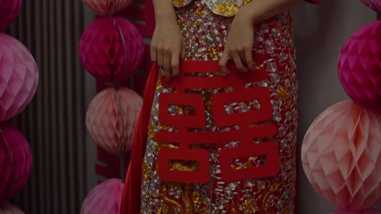 中国传统婚礼中式结婚接亲新娘在新房内身穿绣荷衣手举着喜子视频下载