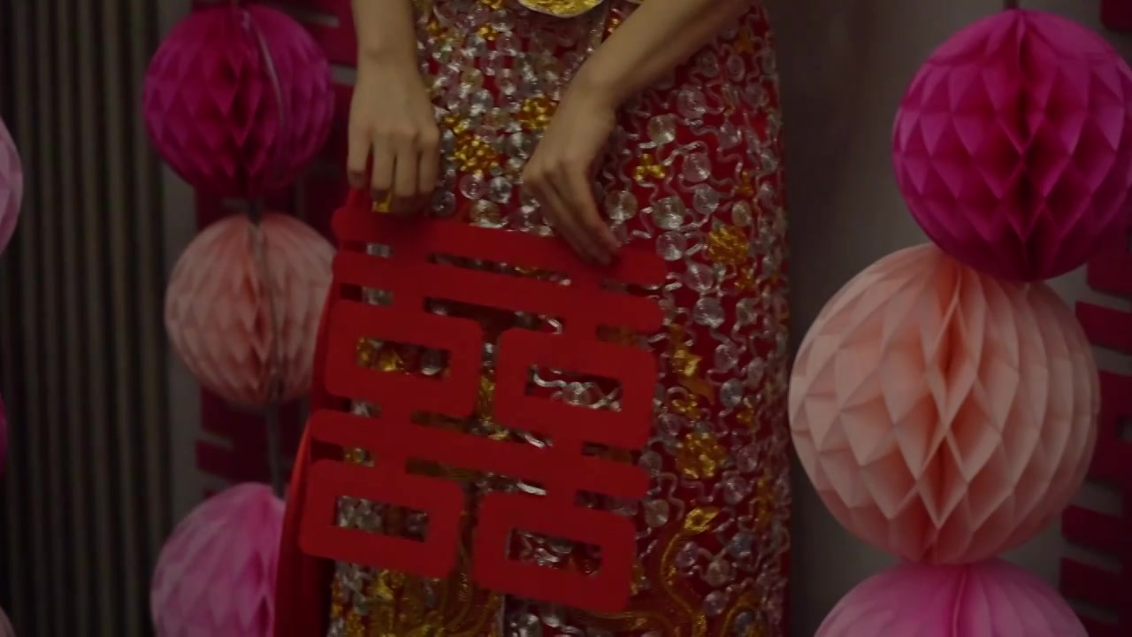 中国传统婚礼中式结婚接亲新娘在新房内身穿绣荷衣手举着喜子视频下载