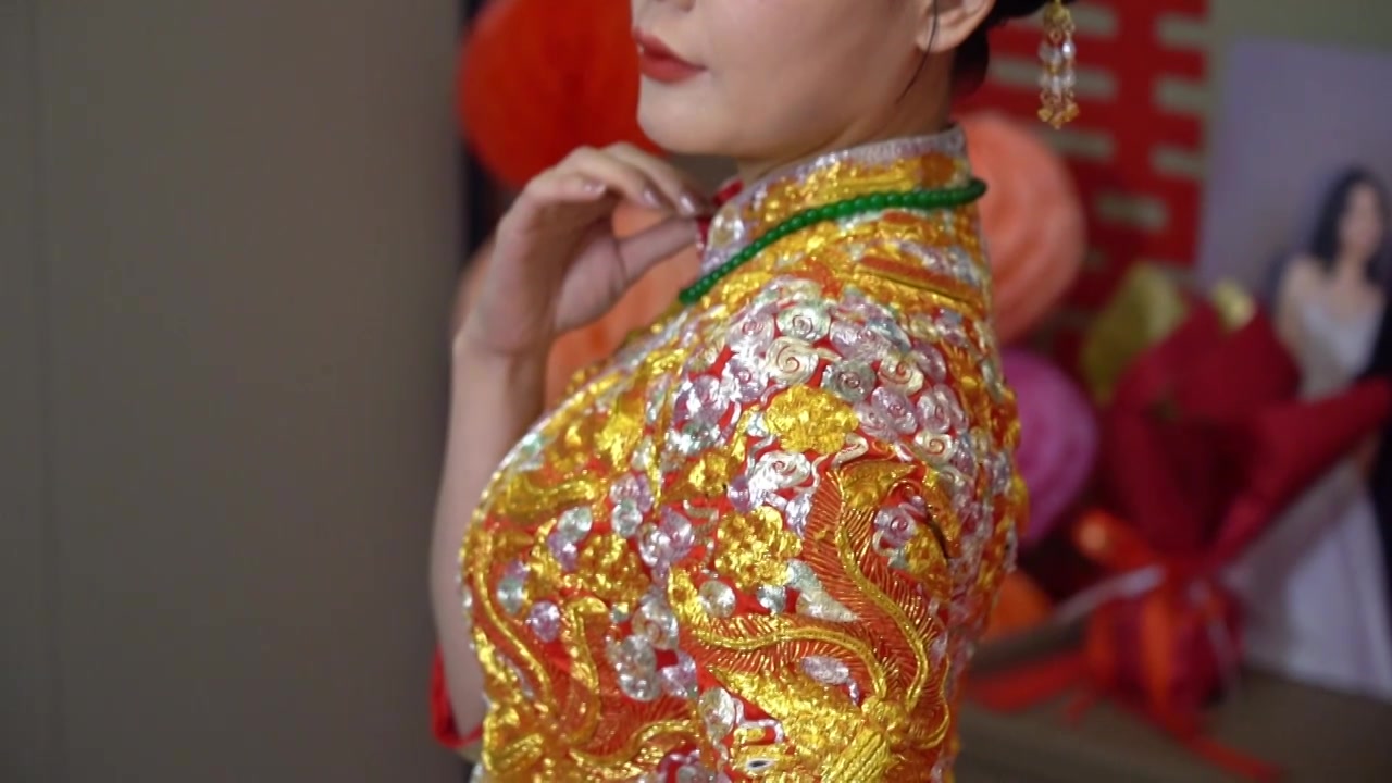中国传统婚礼中式婚礼接亲仪式新娘展示绣荷衣喜庆视频下载