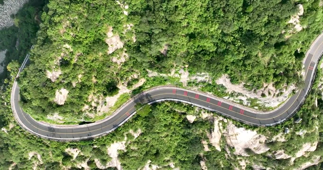 航拍北京密云白河大峡谷的山路视频下载