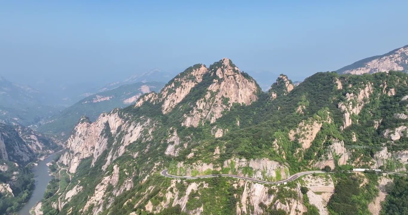 航拍北京密云白河大峡谷的山路视频下载