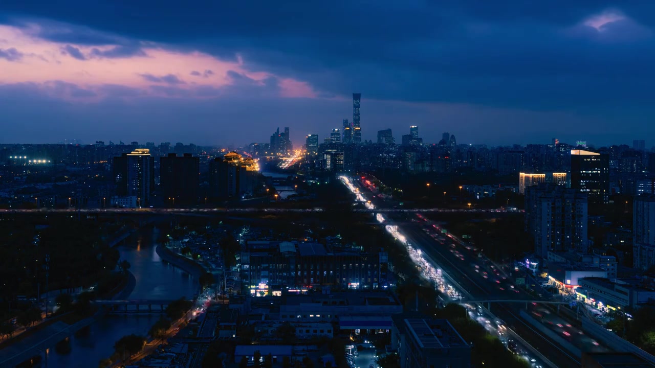 北京CBD地标摩天大楼晚高峰车流延时视频下载