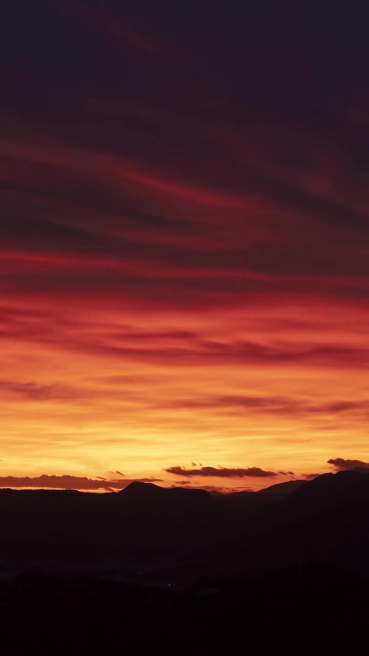 天空的晚霞，日落时的天空，火红的霞光视频下载