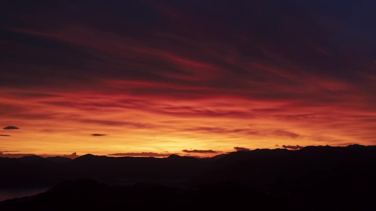 天空的晚霞，日落时的天空，火红的霞光视频下载