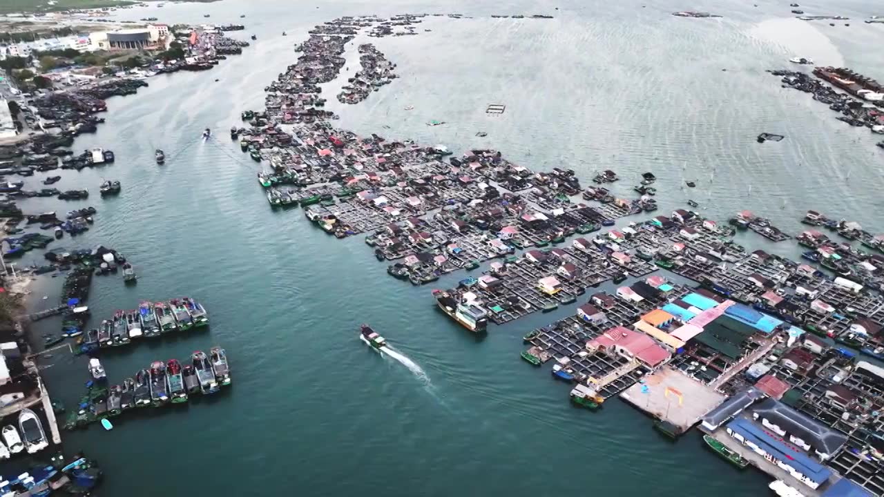 航拍海南万宁渔船码头视频下载