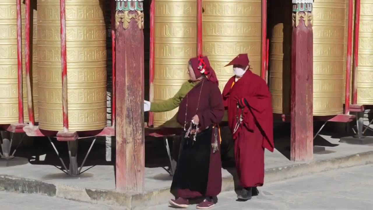 川西寺庙转经人（有背景音乐）视频下载