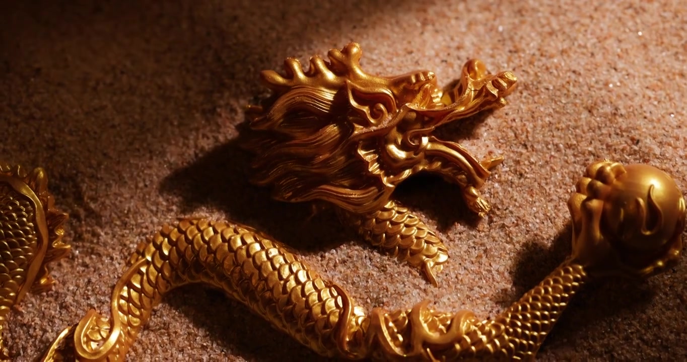 光束略过一条黄沙中的金龙,龙年,传统文化视频下载