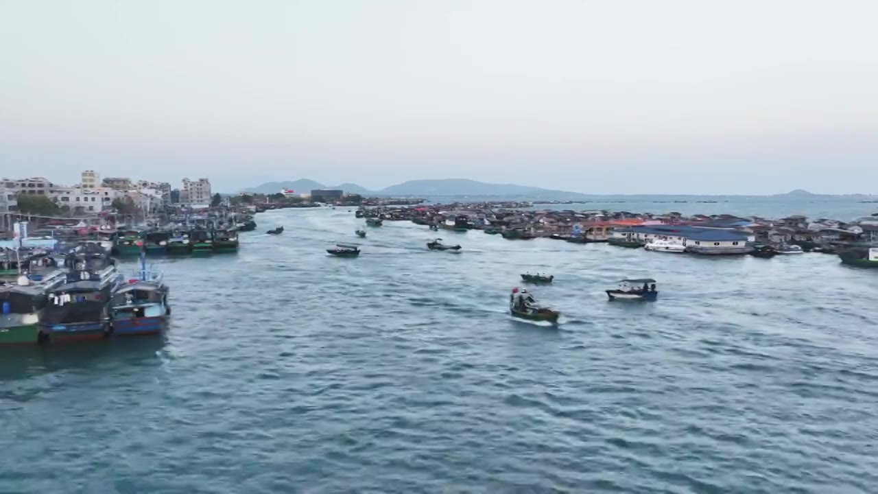 航拍海南万宁渔船码头视频素材