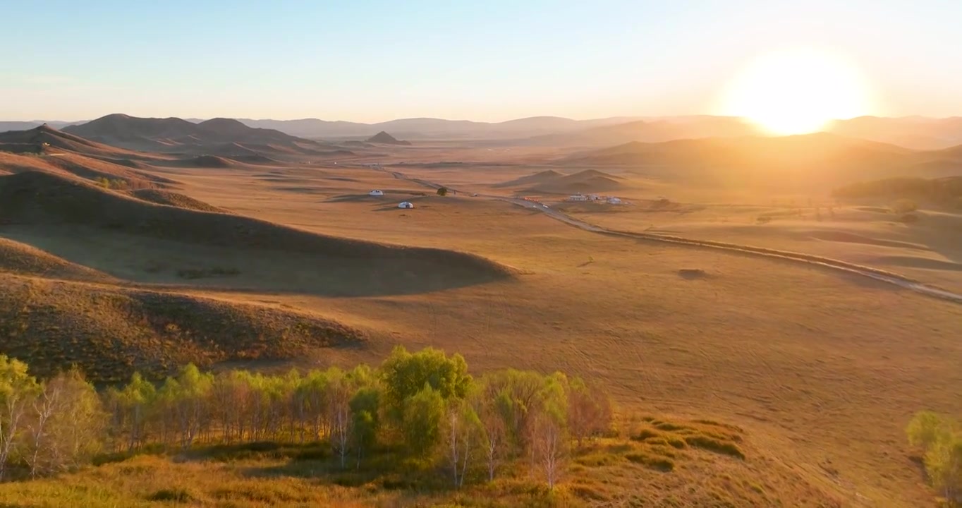 航拍秋天的内蒙古乌兰布统草原唯美日出视频下载