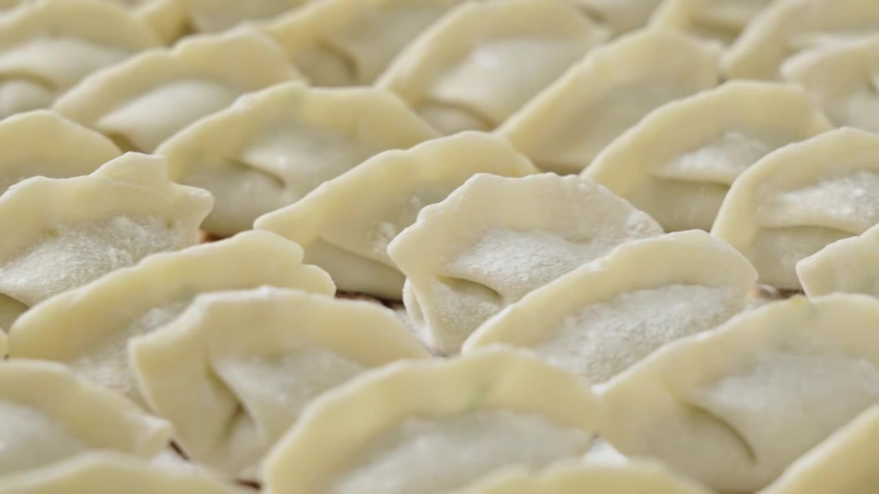 包好的饺子特写，立冬冬至新年吃饺子视频素材