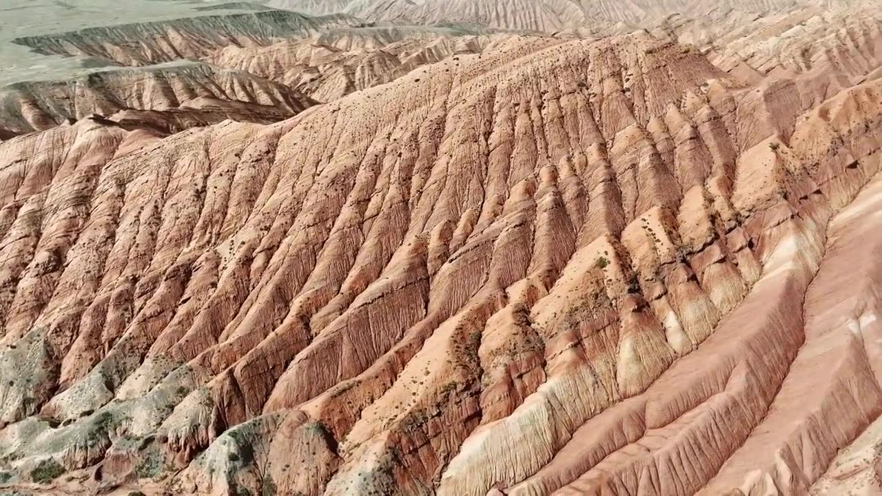 新疆克孜勒苏乌恰县境内雅丹地貌航拍视频下载