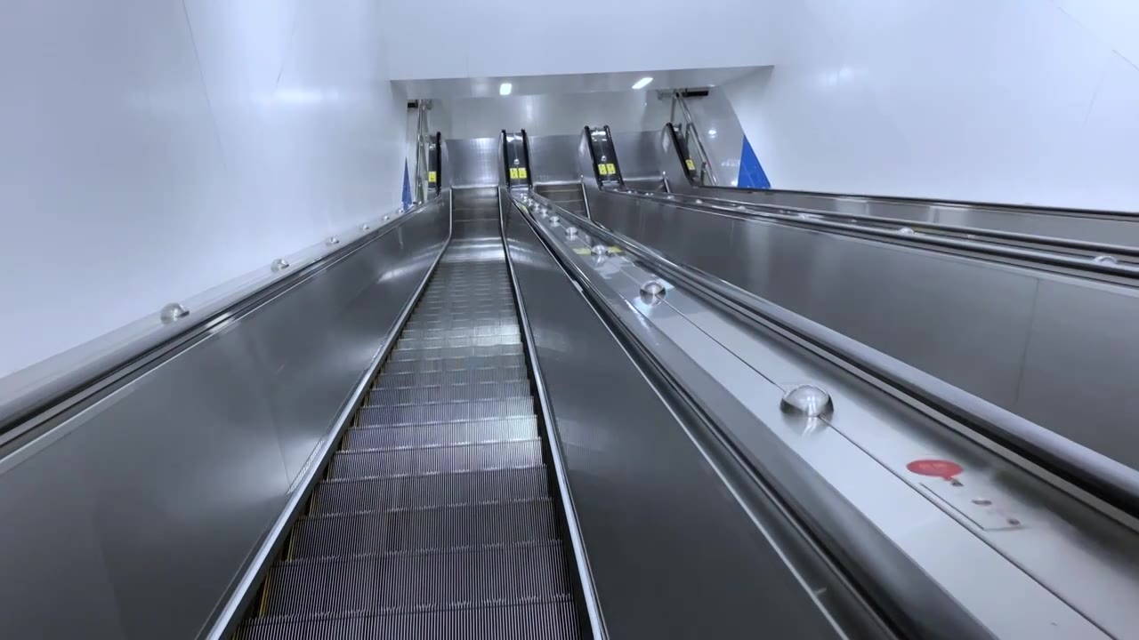 大城市交通地铁站台手扶电梯无人背景视频下载