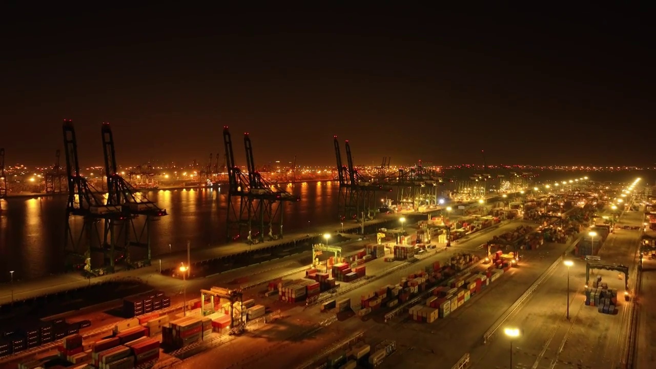 航拍夜景天津港集装箱货运码头视频下载