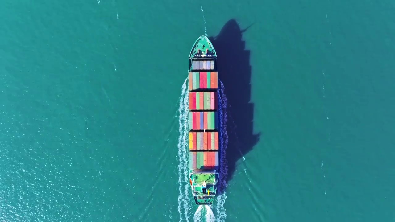 航拍俯拍海上货运集装箱船视频下载