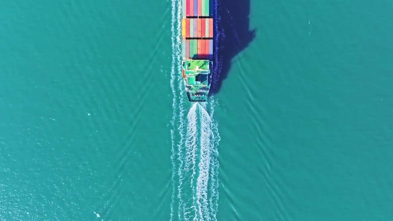航拍俯拍海上货运集装箱船视频下载