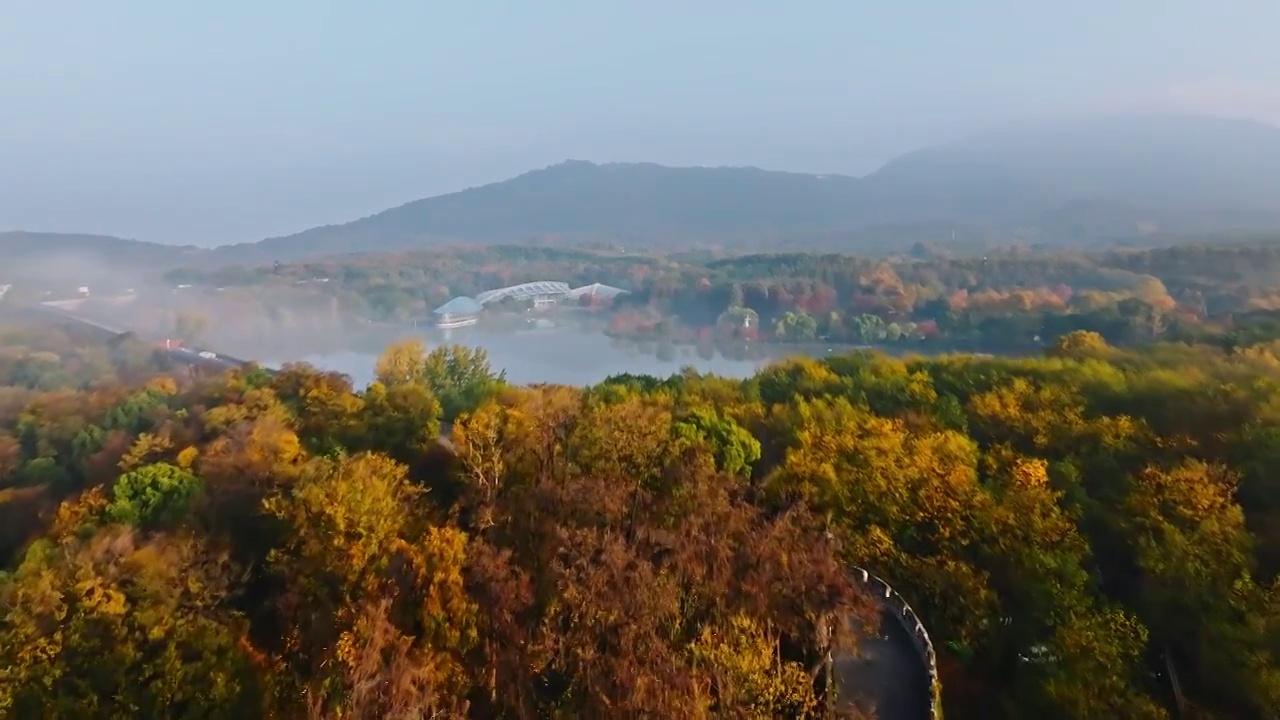 秋季的南京城墙与紫金山前湖风光视频下载