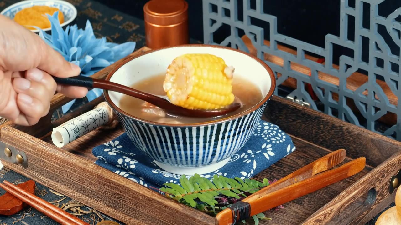 中式例汤——玉米排骨莲藕老火汤，这道汤品充满了丰富的口感和深厚的营养，是中华饮食文化中的一道瑰宝。视频下载