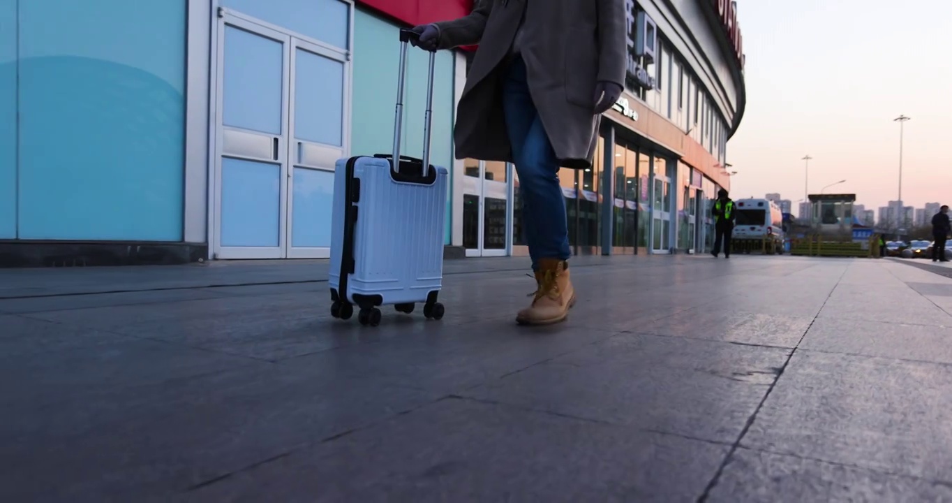 一个拖着旅行箱行走的女性脚步特写视频下载