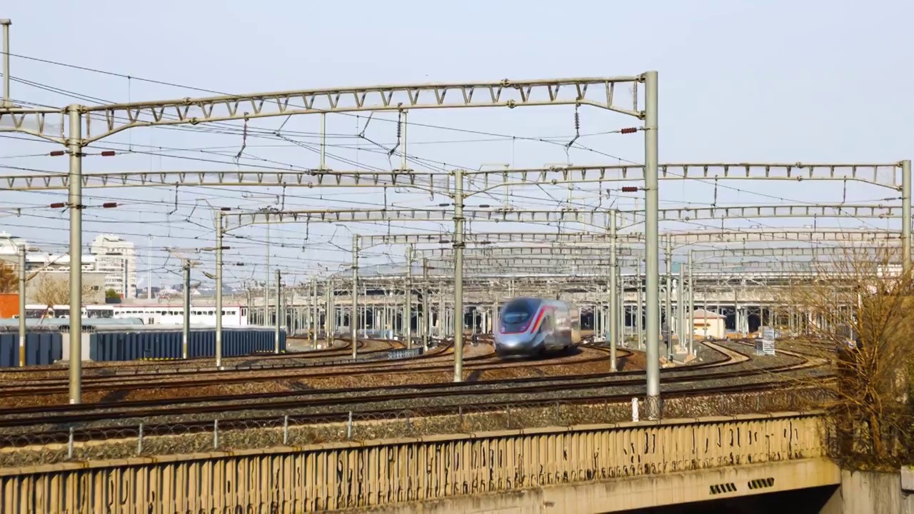 高铁站客流延时摄影,行驶中的列车,北京南站日转夜合集8K版（选编）视频下载