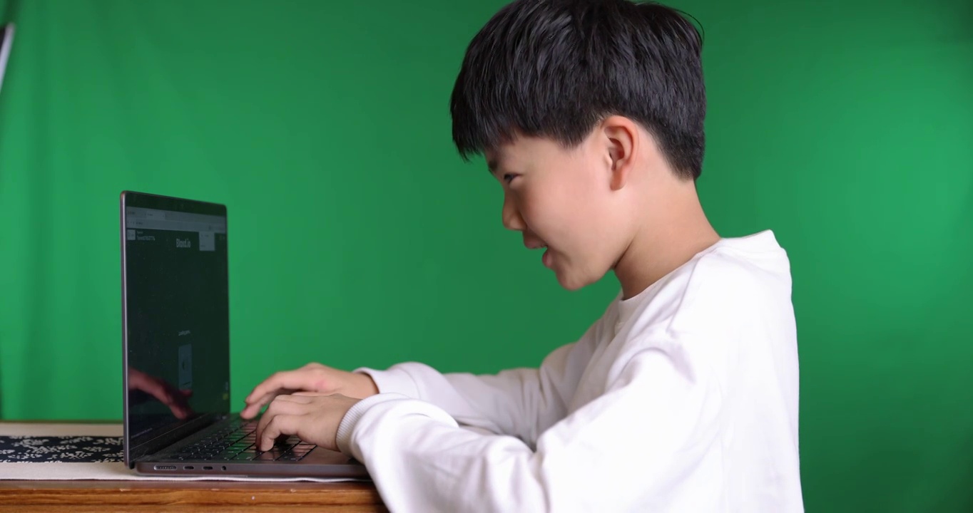 可爱的中国小男孩使用笔记本电脑8K实拍视频下载