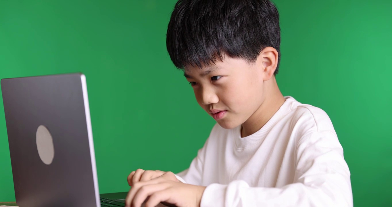 可爱的中国小男孩使用笔记本电脑8K实拍视频素材