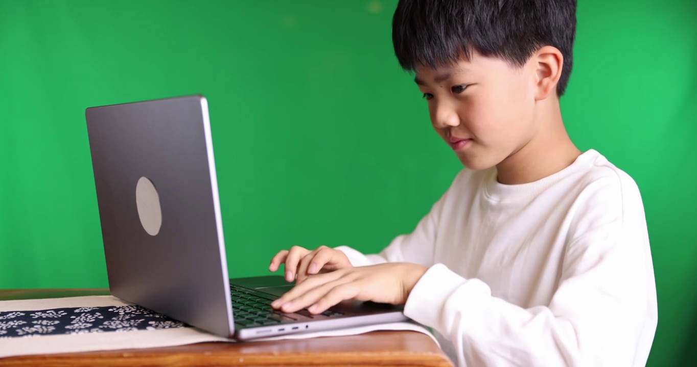 可爱的中国小男孩使用笔记本电脑8K实拍视频下载
