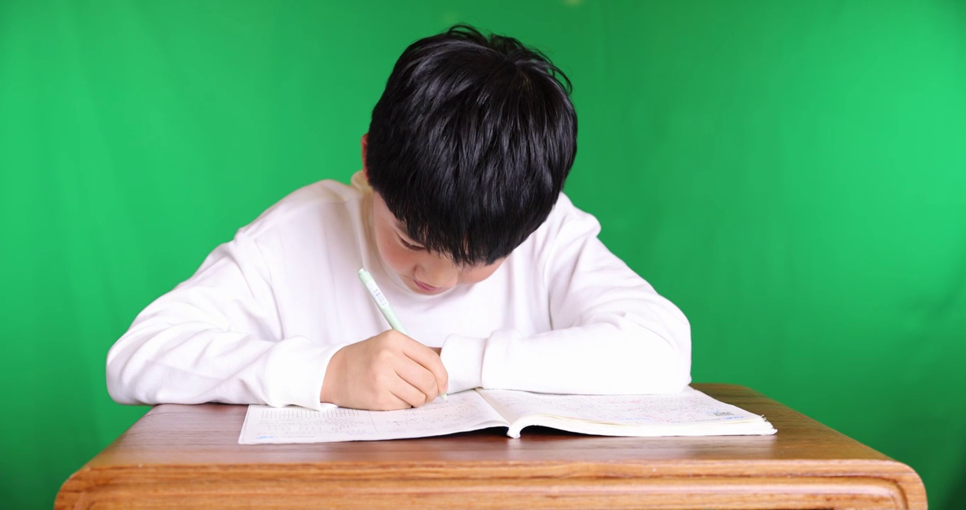 可爱的中国小男孩在专心做作业8K实拍视频素材