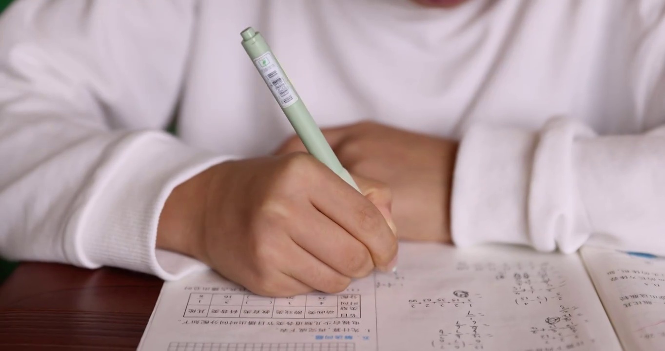 可爱的中国小男孩在专心做作业8K实拍视频素材